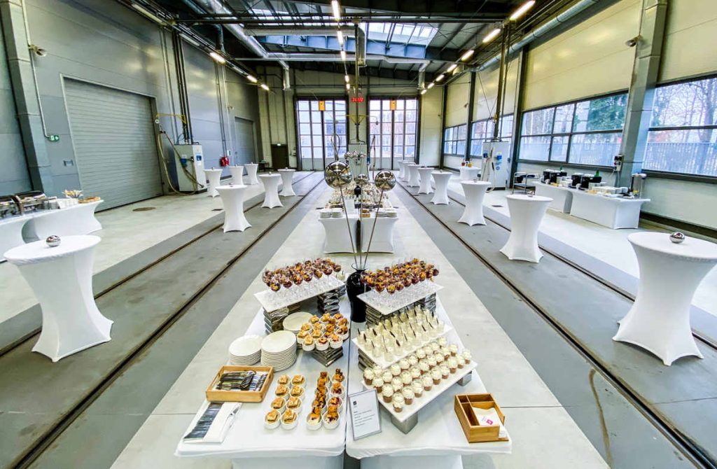 Finger food w industrialnych wnętrzach